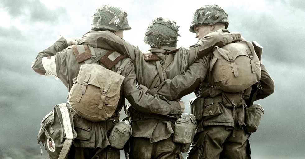 un grupo de soldados abrazados en hermanos de sangre