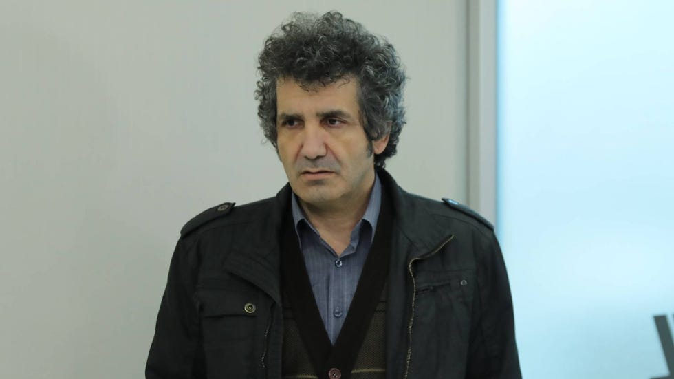 orhan le confiesa a kadir que Ömer no es hijo biológico de hatice y veli además, le revela quien es su verdadera madre y el chico no puede creerlo