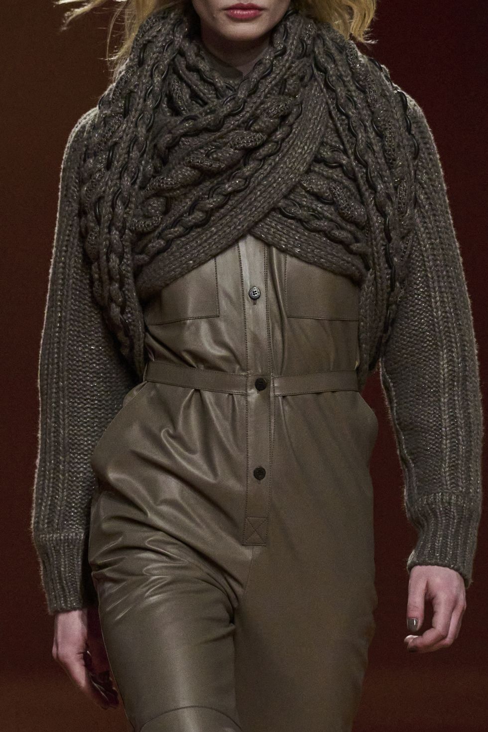 hermès以「髮絲」織就細膩極簡衣櫥！hermès 2023秋冬系列示範的暖冬色票穿搭