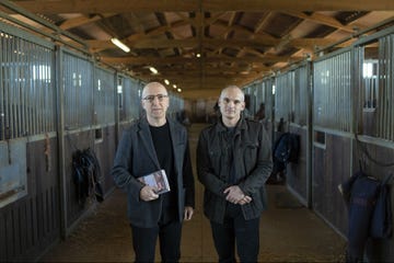 Óscar López y el escritor argentino Hernán Díaz en Página Dos, con la novela 'A lo lejos'.