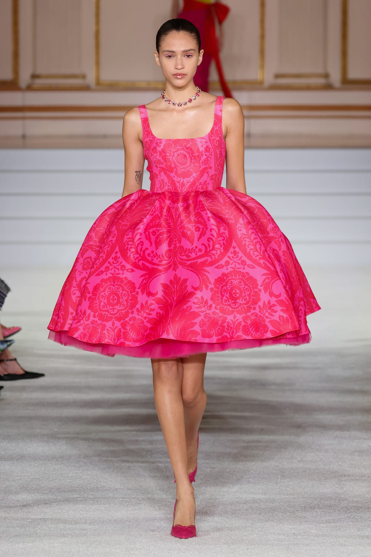 carolina herrera autunno inverno 2023 2024, tendenze, colore moda, rosa barbiecore