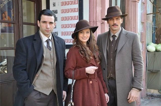 Can Nergis en Herseye Ragmen con Erol Gedik y Gülcan Arslan