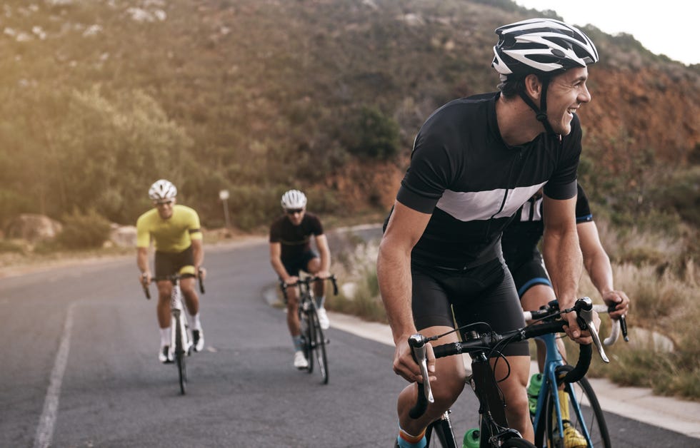 ciclistas disfrutando de la montaña