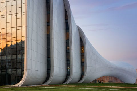 Het Heydar AlijevCentrumin de Azerbeidzjaanse hoofdstad Bakoe werd ontworpen door de IraaksBritse architecteZaha Hadid Het museum werd in 2012 geopend waarna Hadid in 2014 werd onderscheiden met de architectuurprijs Design of the Year van het Londense Design Museum Met zijn vloeiende ijscoachtige elementen vertoont het gebouw geen enkele rechte lijn In het centrum zijn een museum negen etages aan expositieruimten en een auditorium ondergebracht Het gebouw is bedoeld als museum voor de Azerbeidzjaanse geschiedenis en het leven en werk van voormalig president Heydar Alijev Het museum van drie verdiepingen biedt bezoekers een interactieve en grondige kennismaking met het erfgoed van de regio