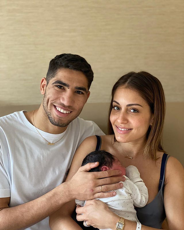 achraf hakimi e hiba abouk con su bebé recién nacido