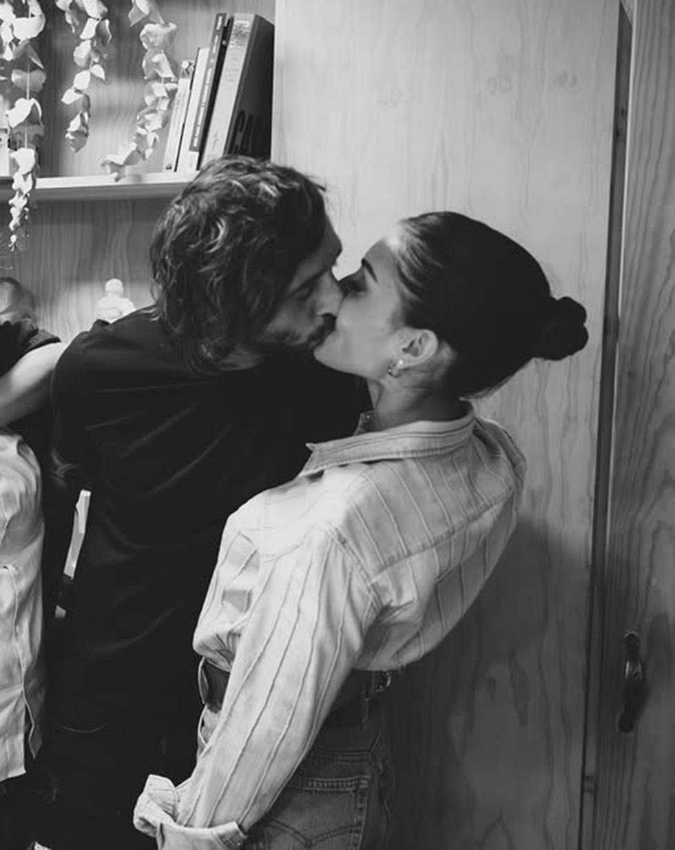 hiba abouk y antonio revilla confirman su relacion con un beso en instagram
