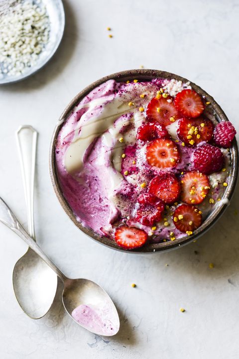 Hibiscus berry cashew butter smoothie bowl
