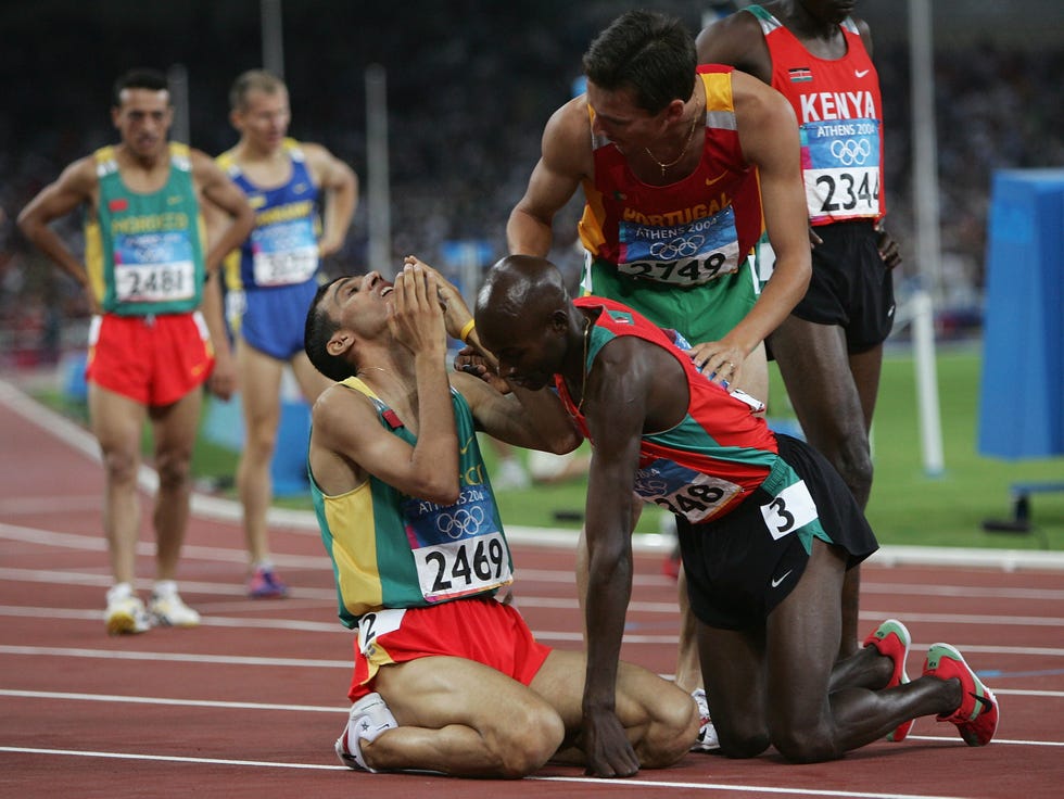 hicham el guerrouj celebra abrazándose a bernard lagat su oro olímpico en los 1500m de atenas 2004