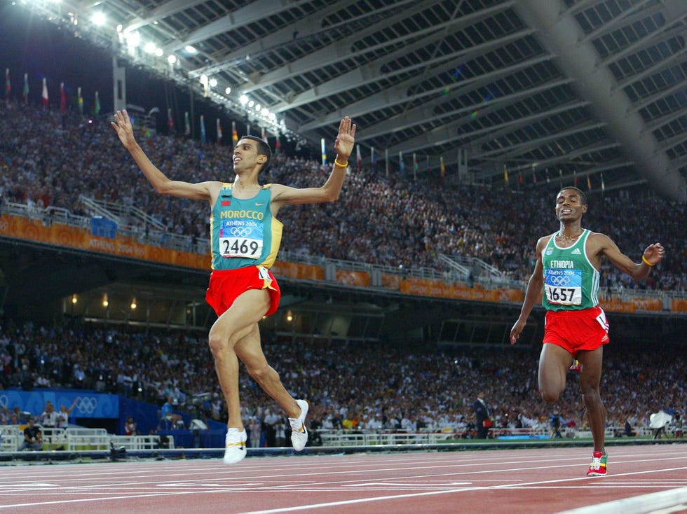 ﻿hicham el guerrouj entra triunfante en la meta de los 5000m por delante de kenenisa bekele en los juegos olímpicos de atenas 2004