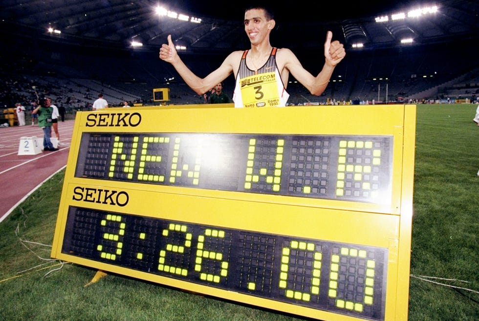 ﻿hicham el guerrouj posa con el récord mundial de 1500m, aún vigente en 2021, logrado en 1998 en roma