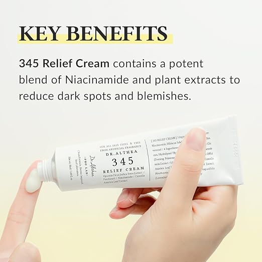mano sujetando crema hidratante