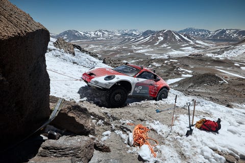 Levantando un prototipo de Porsche 911 atascado en la ladera de un volcán