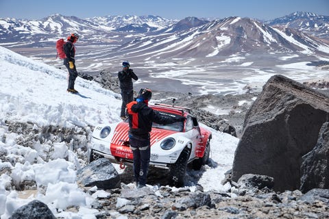 essai du prototype de la porsche 911 sur le flanc d'un volcan