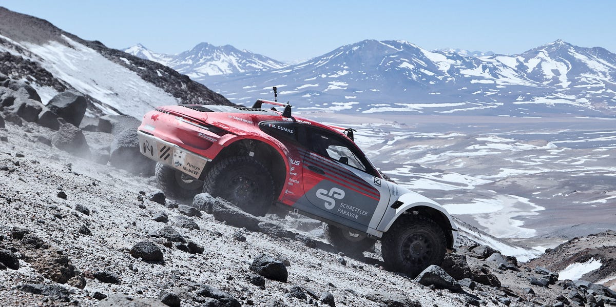 Porsche prueba prototipos del 911 estilo Safari en un volcán en Chile