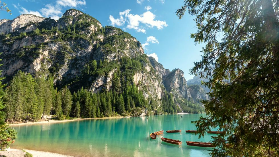 spiaggia sul lago di braies