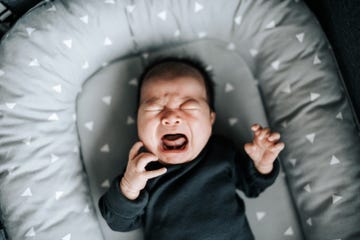 bebe llorando en cuna