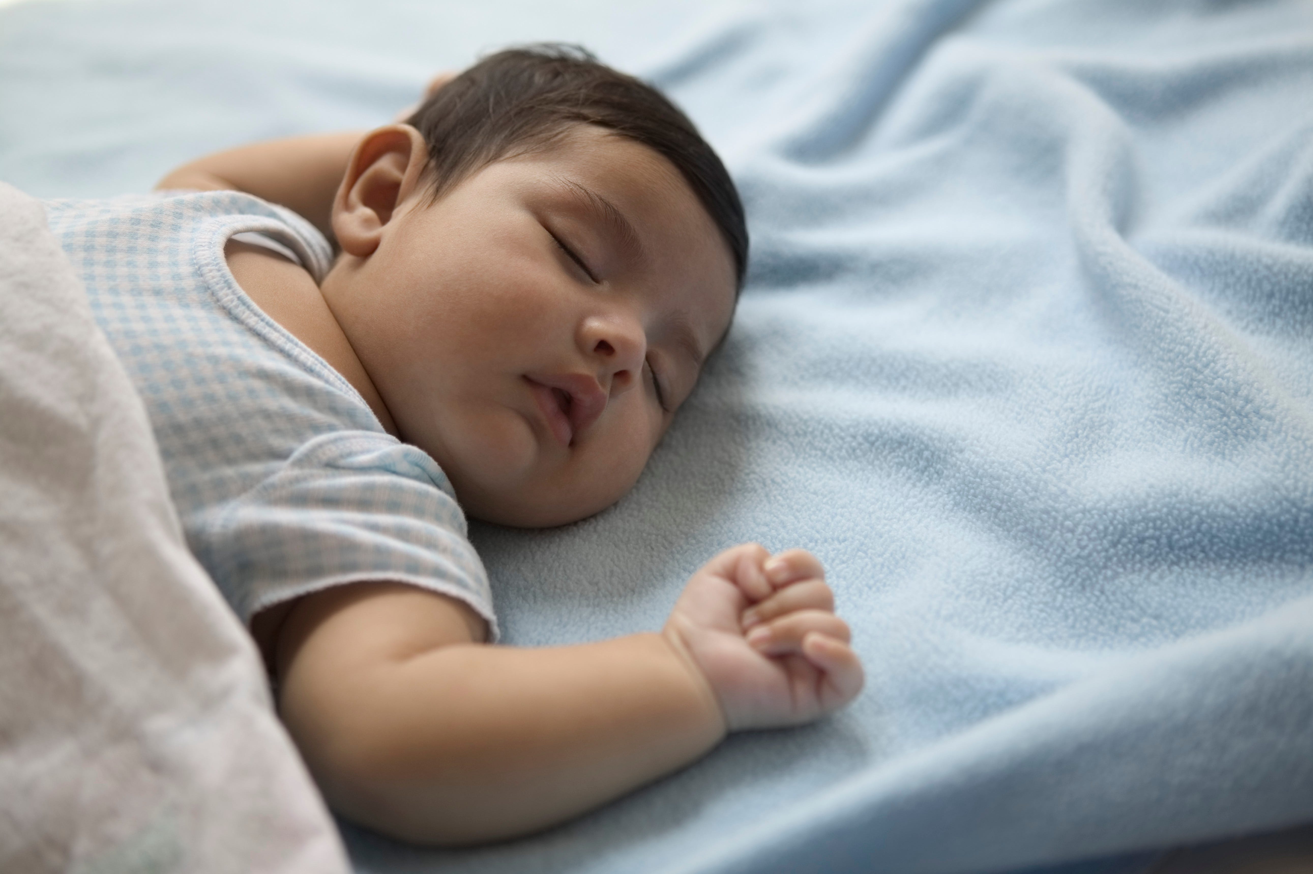 niño dormido moreno