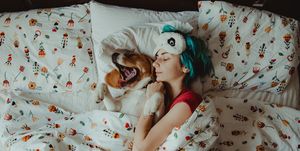 vrouw met hond in bed