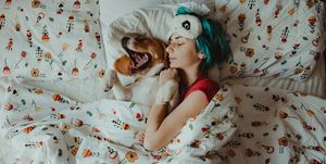 vrouw met hond in bed