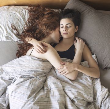 twee vrouwen knuffelend in bed
