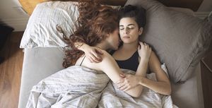 twee vrouwen knuffelend in bed