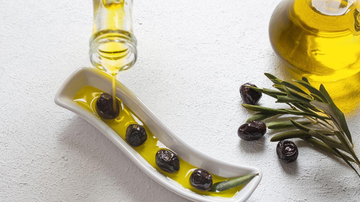 preview for Ode all'olio extra vergine di oliva, l'oro verde che va celebrato come patrimonio (inconfutabile) dell'umanità