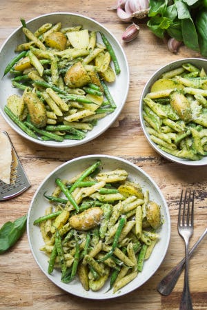 plato de pasta y espárragos