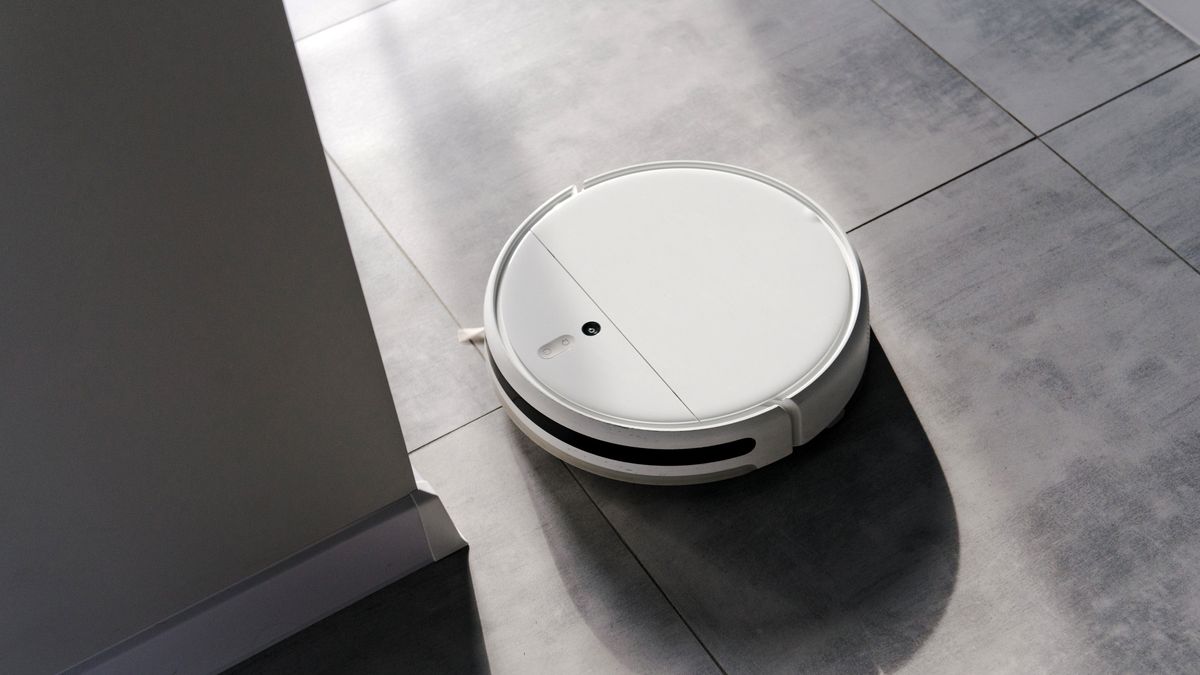 https://hips.hearstapps.com/hmg-prod/images/high-angle-view-of-robotic-vacuum-cleaner-royalty-free-image-1707241324.jpg?crop=1xw:0.84315xh;center,top&resize=1200:*