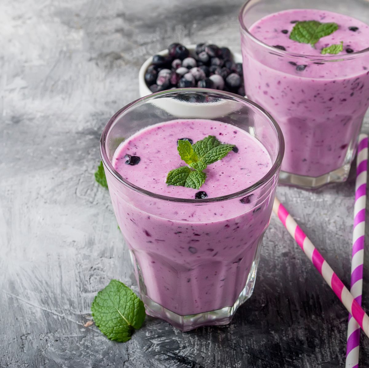 https://hips.hearstapps.com/hmg-prod/images/high-angle-view-of-smoothie-in-drinking-glasses-on-royalty-free-image-1032740172-1564392118.jpg?crop=0.672xw:1.00xh;0.165xw,0&resize=1200:*