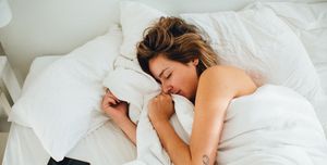 vrouw slaapt in bed met telefoon naast haar