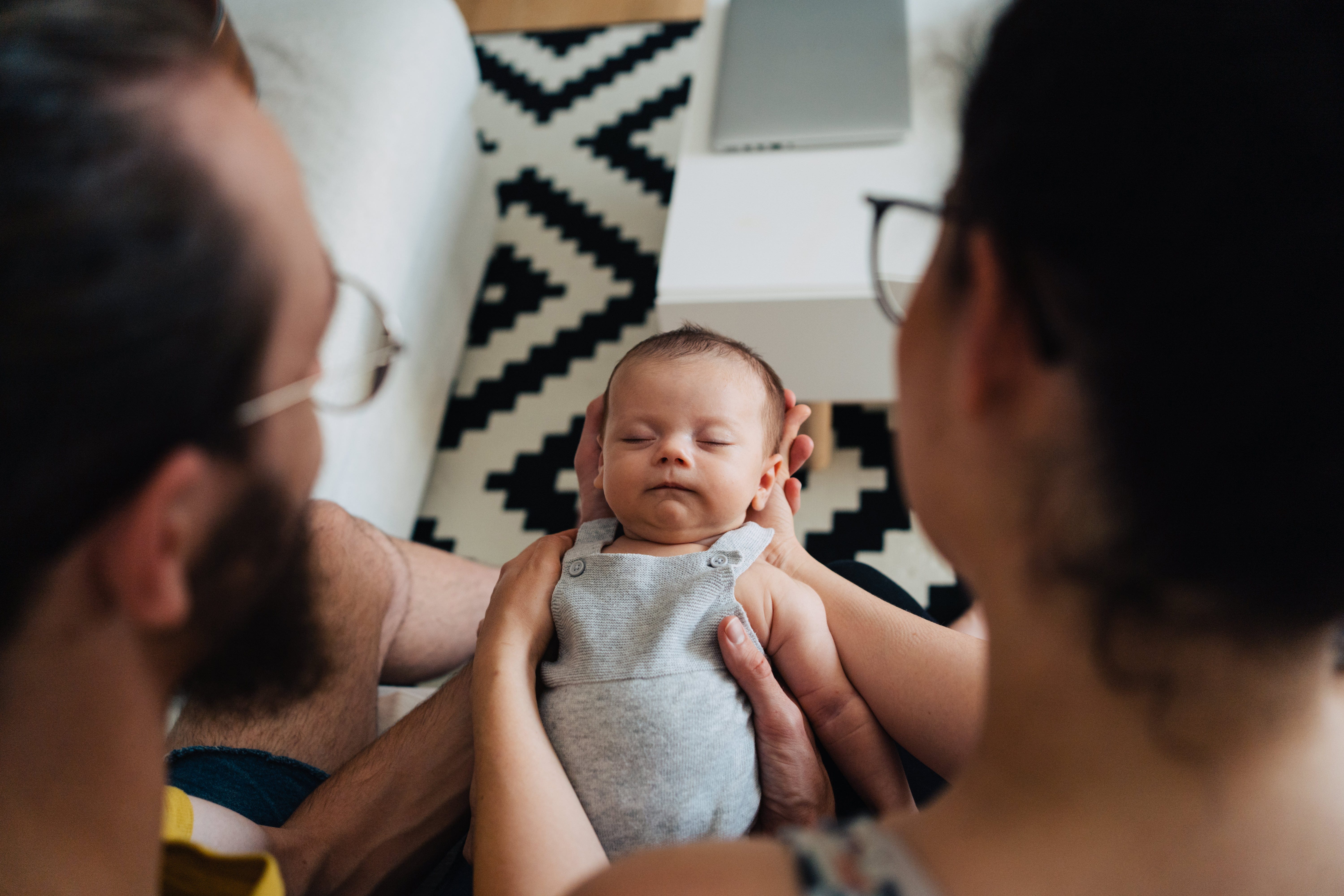 controlar la curva del peso del recién nacido es una preocupación de los padres, como estos que en la foto miran a su bebé