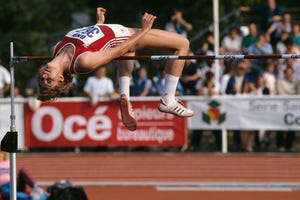 tamara bykova ejecuta un salto de altura representando a la urss en 1989