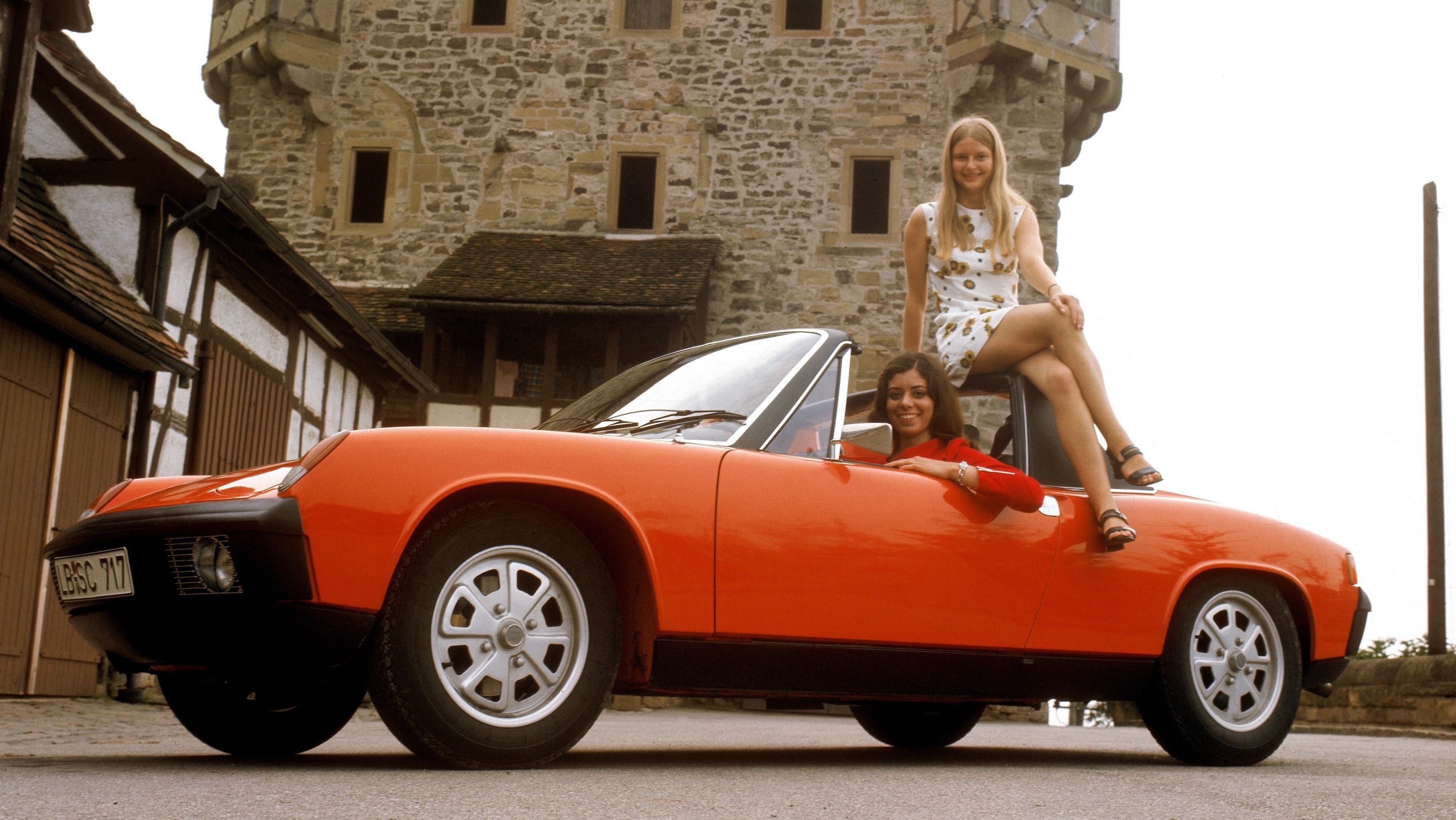 ポルシェが「914」初生産から50周年を記念し、希少写真を公開