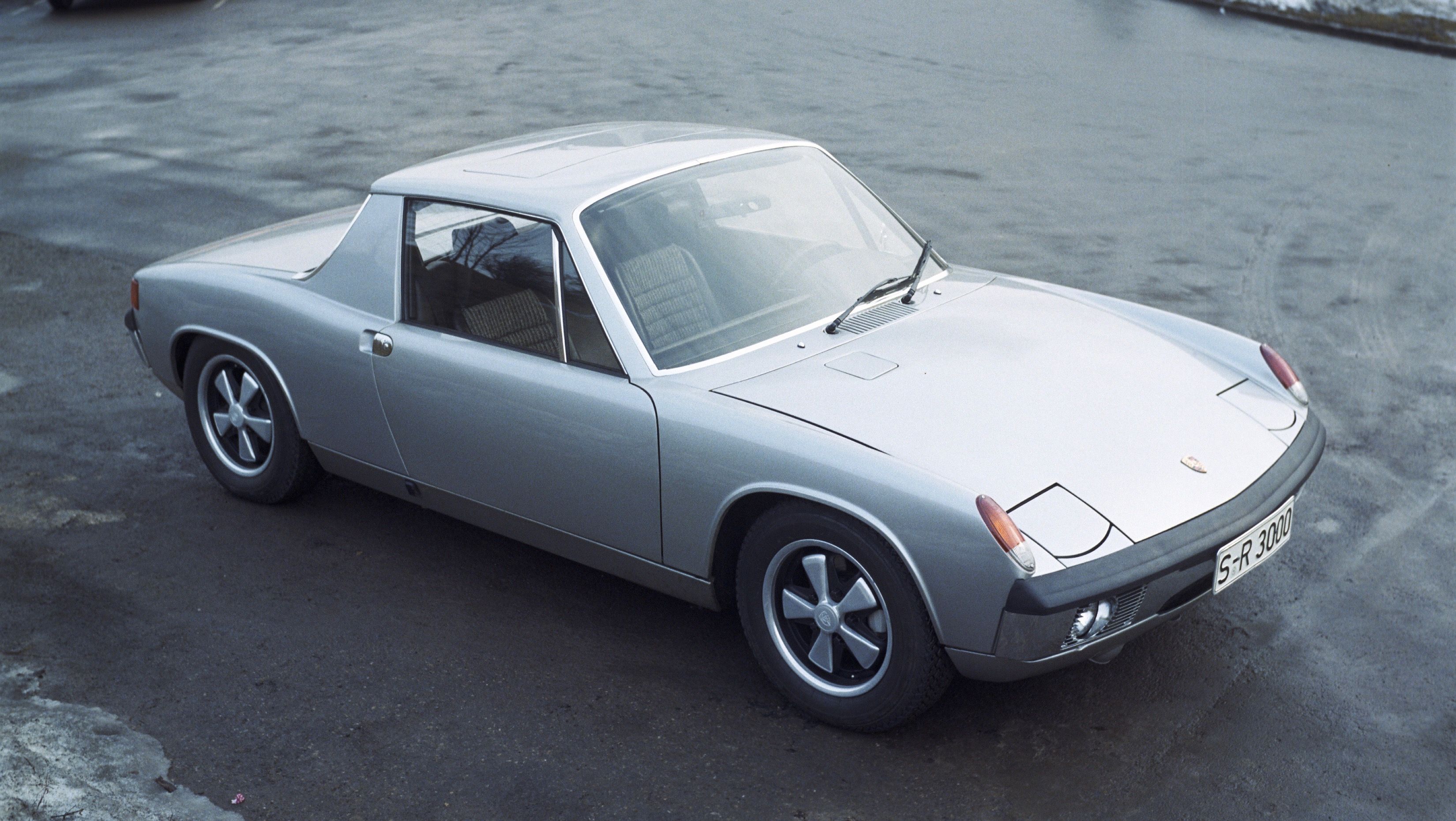 ポルシェが「914」初生産から50周年を記念し、希少写真を公開