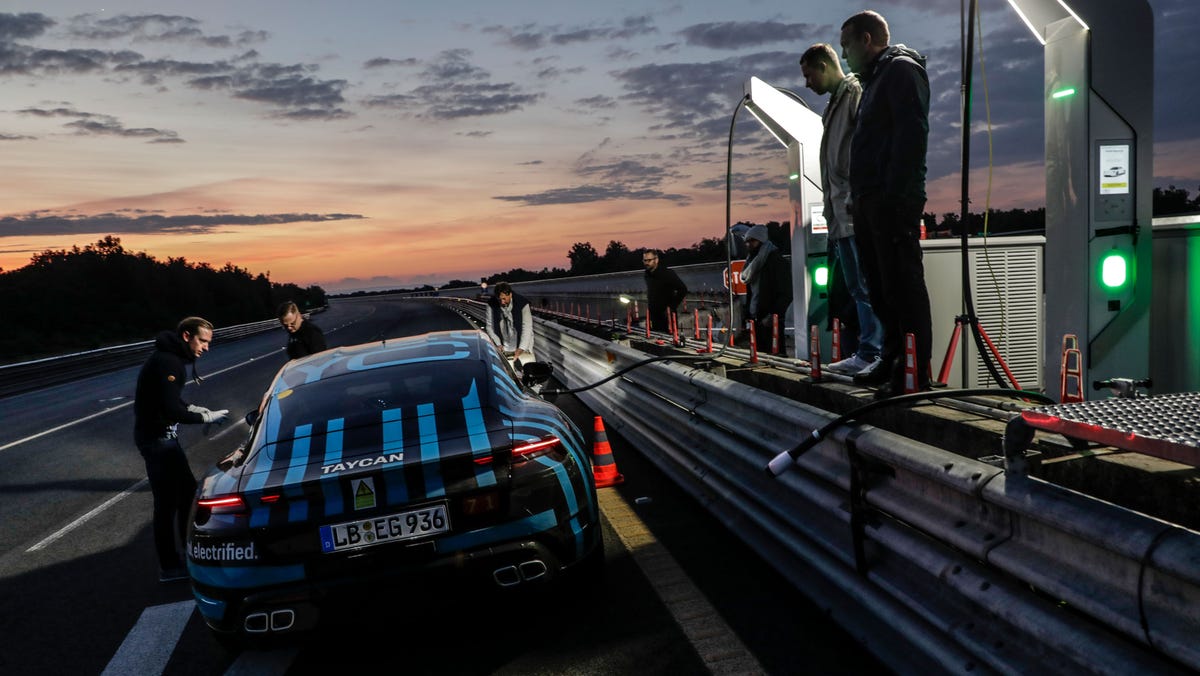 high_taycan_prototype_nardò_high_speed_track_italy_2019_porsche_ag.jpg The Taycan at Nardò.