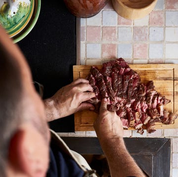 hombre con carne de vacuno hombre con carne de vacuno