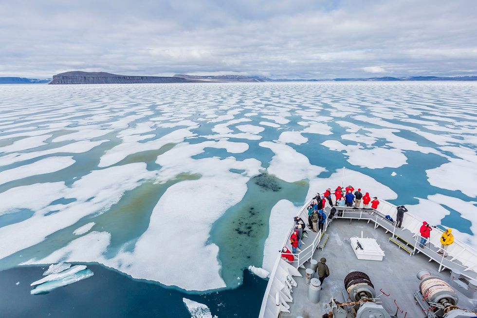 Een expeditieschip van National Geographic vaart door Maxwell Bay in Nunavut