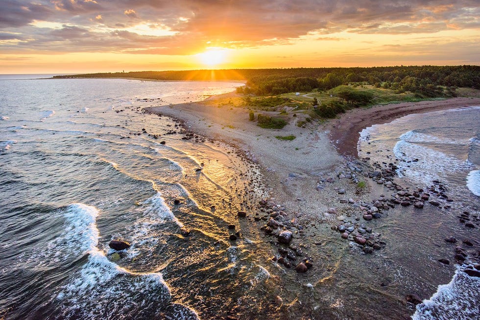 De zon komt op boven het eiland Hiiumaa