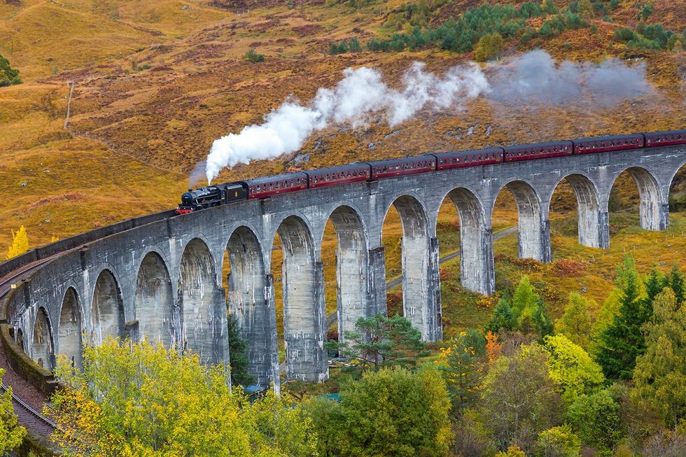 De Jacobite steam train rijdt over het Glenfinnan viaduct