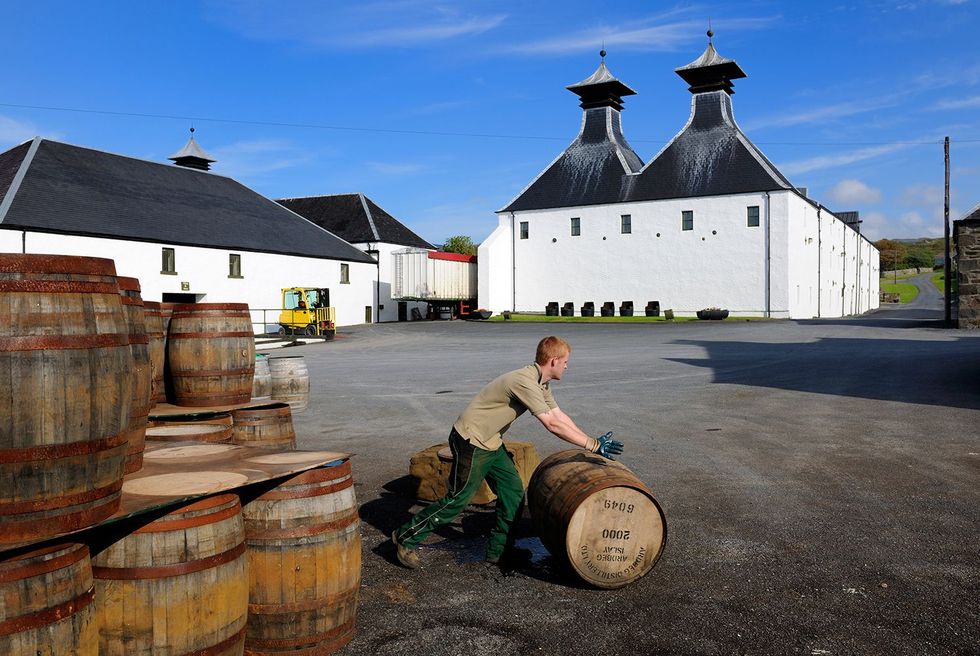 Vaten vol whisky bij deArdbeg distilleerderij op Islay