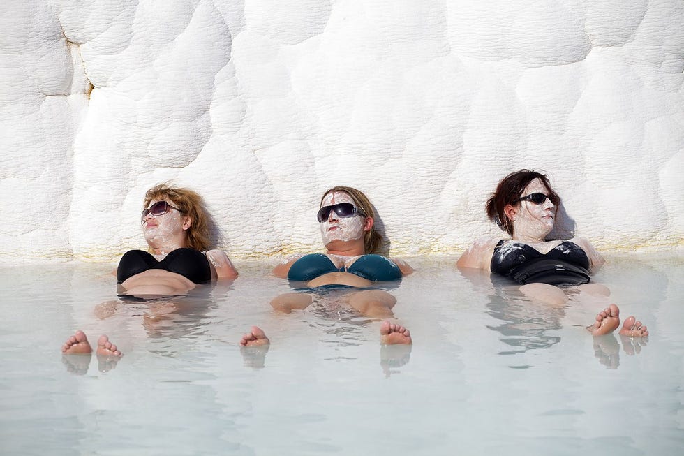 Bezoekers badderen in de warme poelen van Pamukkale
