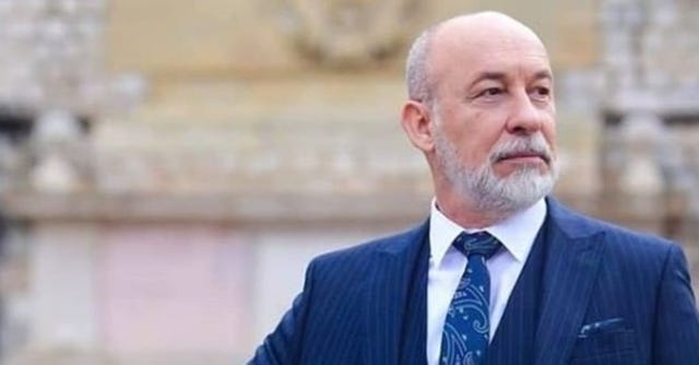 el embajador güven le promete a akin que traerá a su hija de vuelta a cambio de que este le diera una fuerte suma de dinero