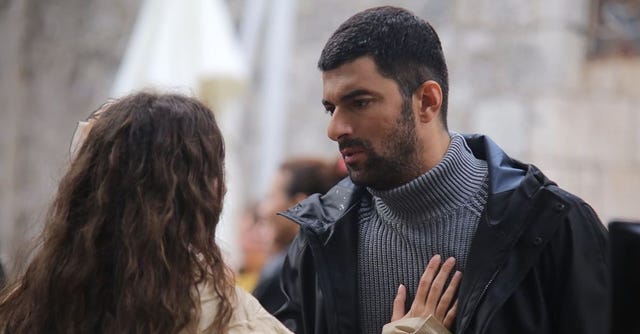nare interrumpió la boda de sancar tras años sin verse para decirle que es el padre de su hija melek