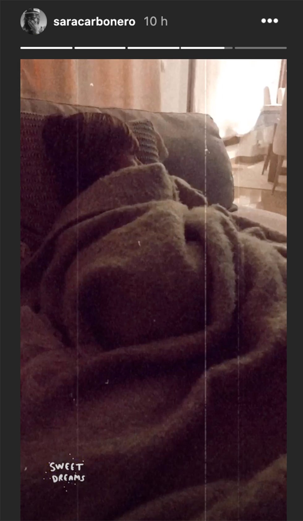 sara carbonero muestra como duerme uno de sus hijos
