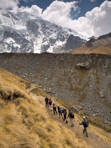 De Salcantay route loopt door de Mollepata vallei langs de Salcantay berg en omlaag naar het wolkenbos voordat het eindigt bij een klein treinstation