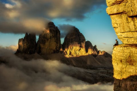 https://www.nationalgeographic.com/content/dam/travel/rights-exempt/2018-travel-photographer-of-the-year/magical-mountains/hiker-tre-cime-di-lavaredo-italy.jpg Ik heb er lange tijd van gedroomd deze ongelooflijke plek te bezoeken de Tre Cime di Lavaredo Vorige zomer was ik in de gelegenheid om dat te doen en het was nog mooier dan in mijn dromen Het leven is schitterend Deze bergen zijn geweldig en kolossaal enorm en ik voel me heel klein