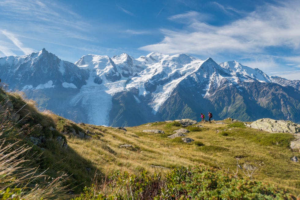 senderistas haciendo una ruta por los alpes franceses cerca de chamonix