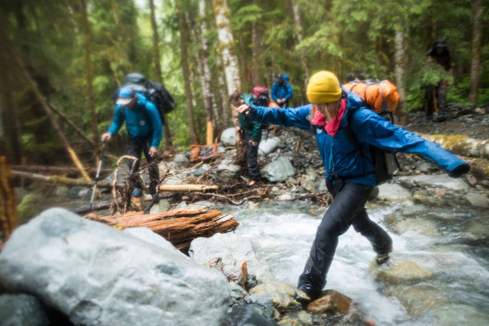 Het oversteken van een rivier is spannend maar wie nat wordt kan te maken krijgen met verkoudheid of erger Het meenemen van extra lagen kleding om warm en droog te blijven is niet alleen een goede manier om de tocht aangenaam te houden maar kan ook levens redden
