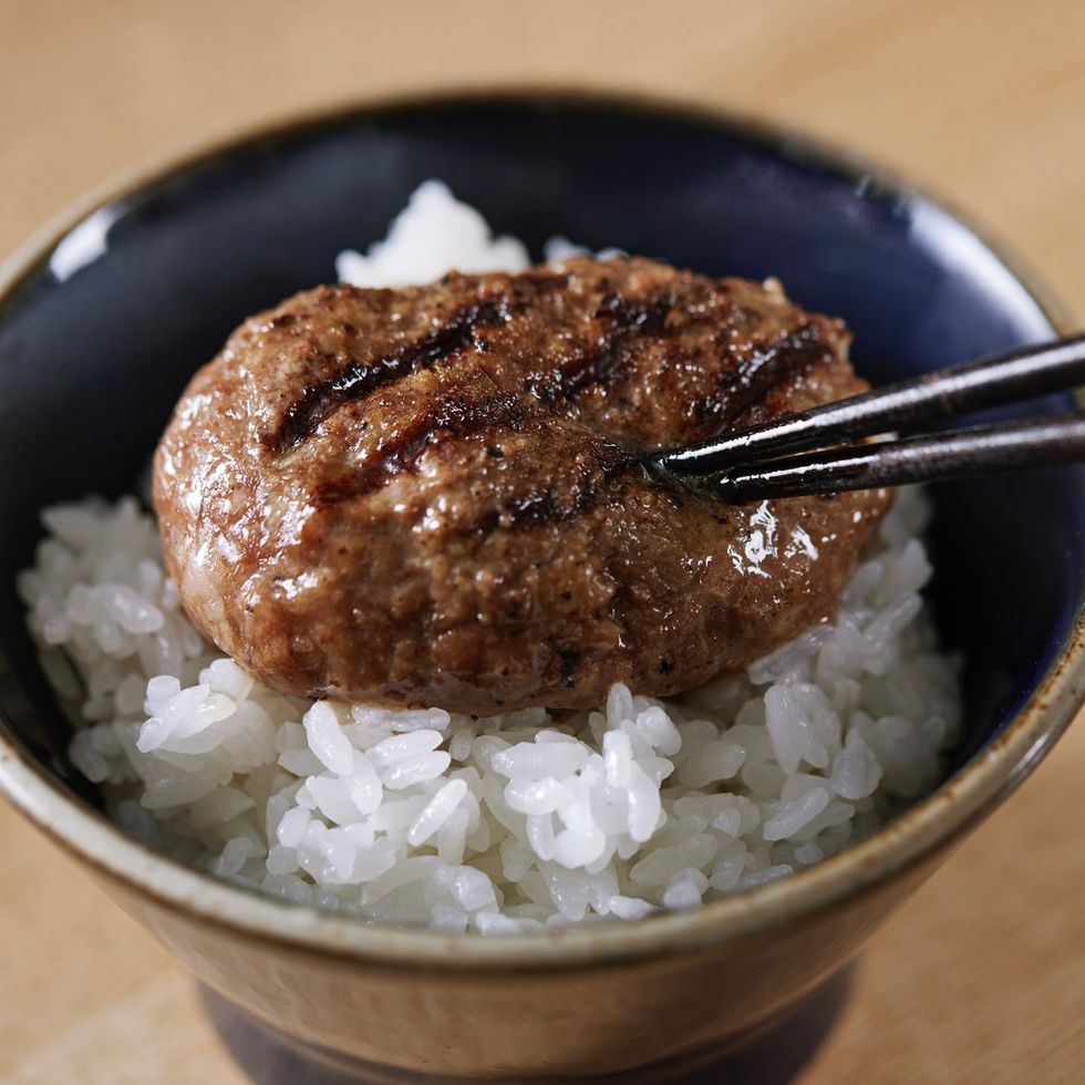 日本漢堡排王者「碗肉與米」登台！高人氣要早起搶號碼牌才吃得到，台北電地點＋開幕日期曝