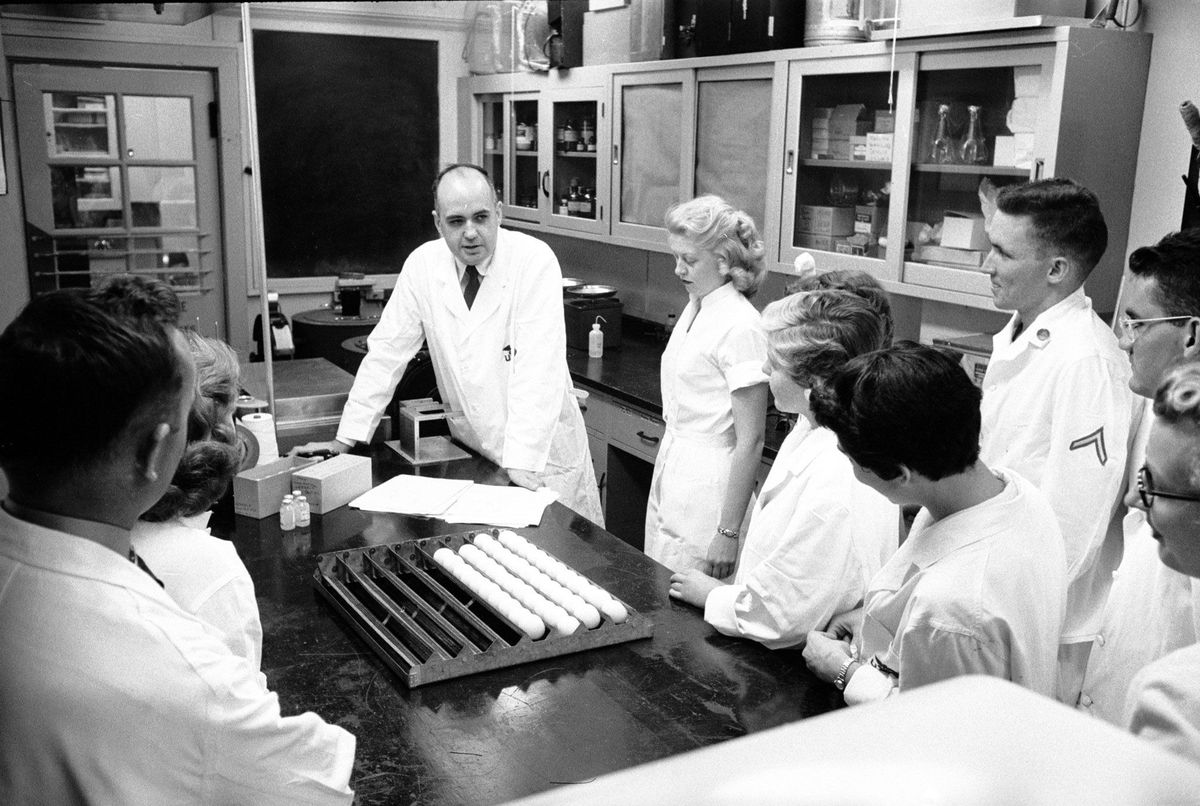 Viroloog Maurice Hilleman met zijn onderzoeksteam in het WRAIR het medische onderzoeksinstituut van het Amerikaanse leger in 1957 Hilleman en zijn team zouden dat jaar een vaccin ontwikkelen en zorgen voor de productie van veertig miljoen doses om daarmee een griepvirus uit Hongkong tegen te gaan